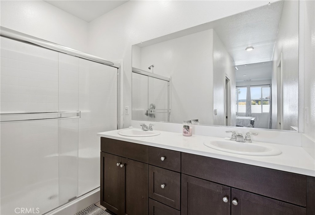 1903 Breachy Way Hemet, CA 92545 - Photo 15 of 28 Master Bathroom