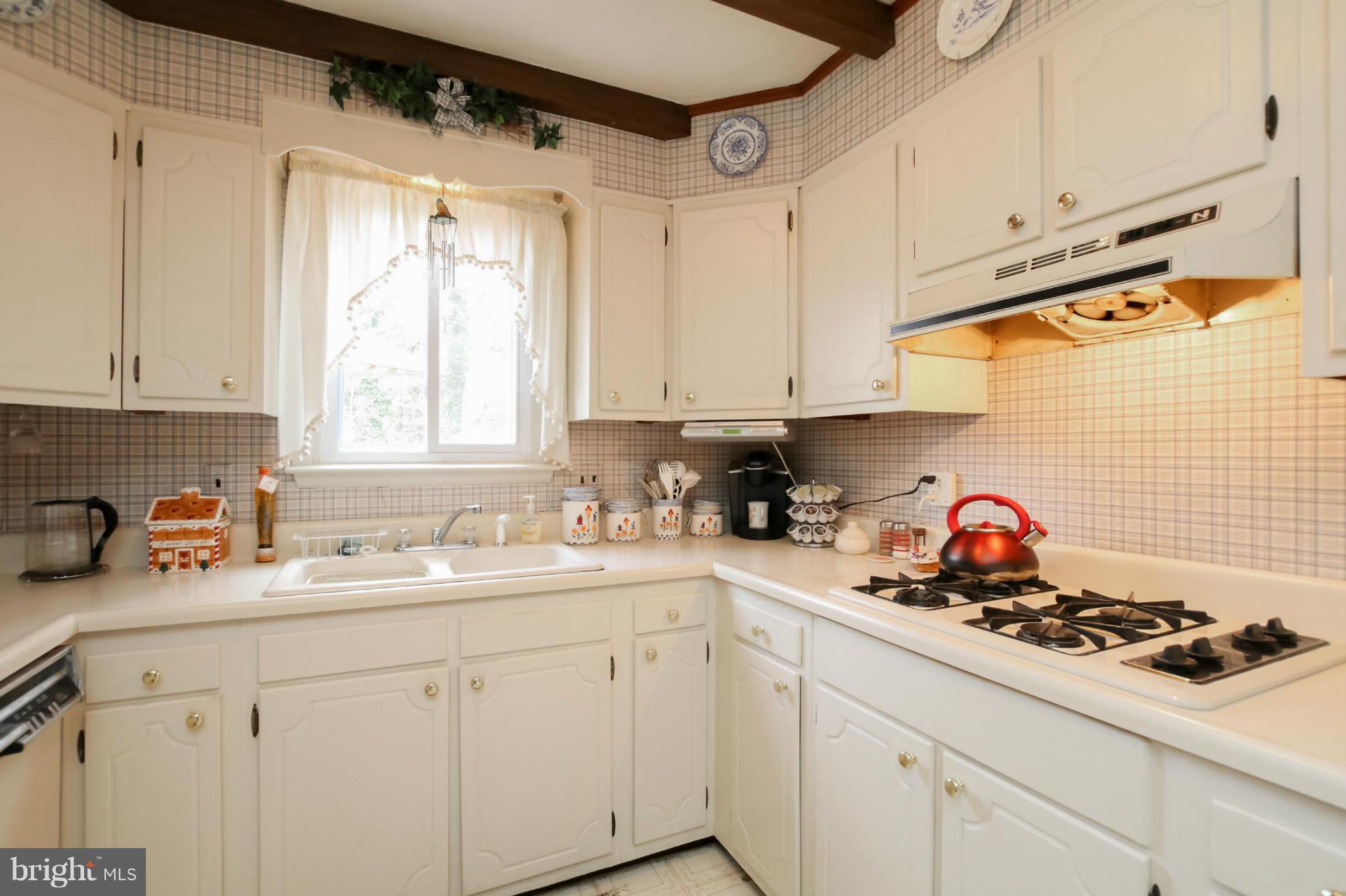 6631 Loch Hill Road Baltimore, MD 21239 - Photo 11 of 30 Kitchen