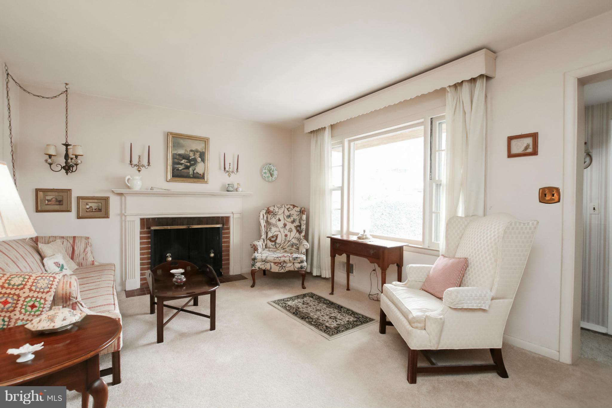 6631 Loch Hill Road Baltimore, MD 21239 - Photo 3 of 30 Living Room