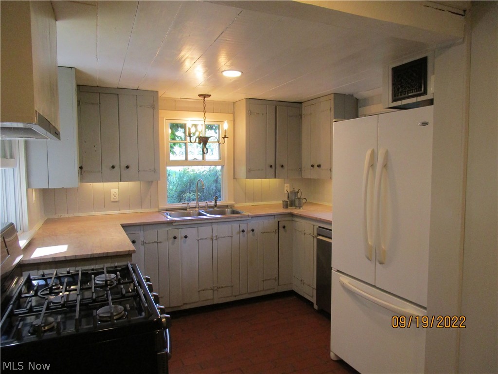 1454 Fixler Road Wadsworth, OH 44281 - Photo 13 of 28 All appliances stay.