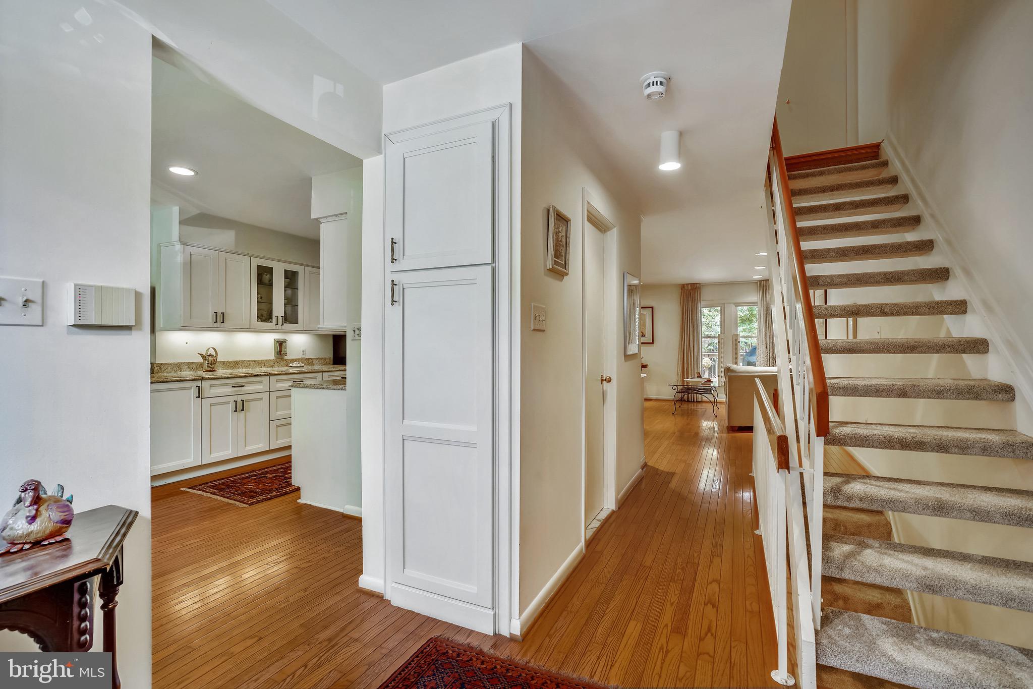 6939 Copper Bend Lane Baltimore, MD 21209 - Photo 5 of 35 Foyer