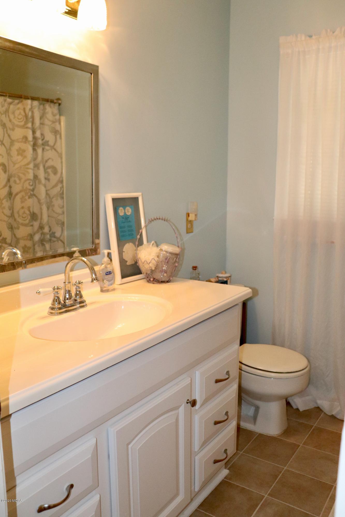 135 Springdale Court Macon, GA 31210 - Photo 14 of 16 14-hall bath