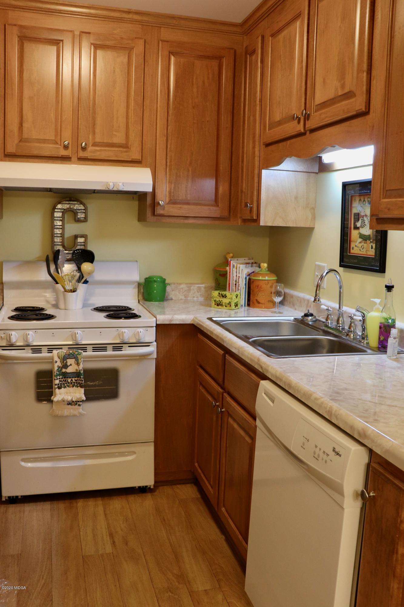 135 Springdale Court Macon, GA 31210 - Photo 5 of 16 5-kitchen 3