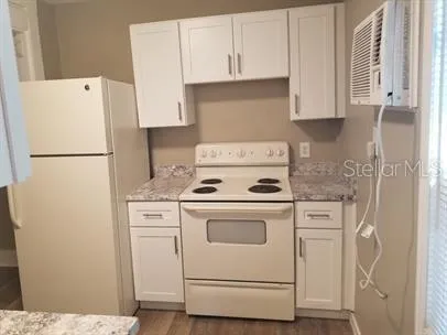 $900 | 318 East Tarpon Avenue, Unit 2, Tarpon Springs, FL 34689