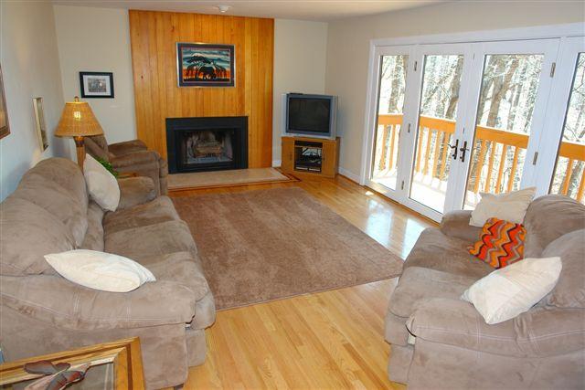5212 Falcon Ridge Road Roanoke, VA 24018 - Photo 4 of 10 a living room with furniture and a fireplace