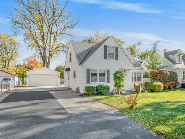 $364,900 | 3111 Stillwell Drive, Des Plaines, IL 60018