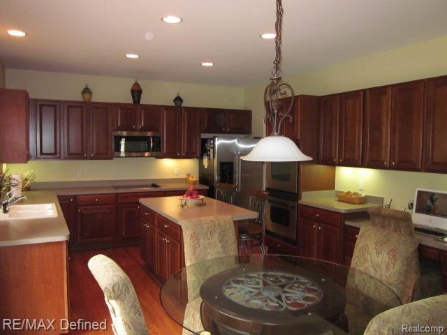 3975 Ridgemonte Court Rochester, MI 48306 - Photo 4 of 39 Cherry Kitchen with Stainless Steel Appliances