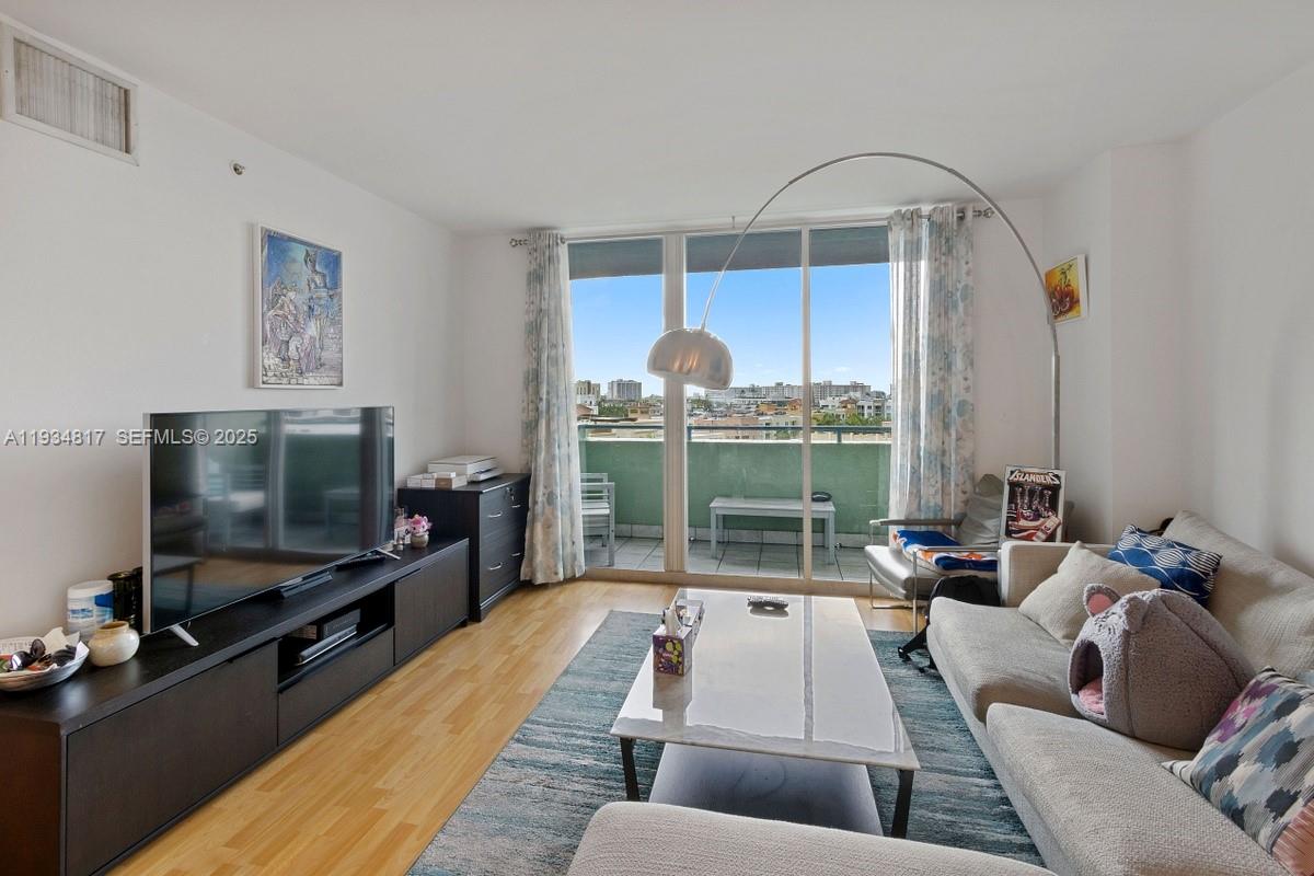 90 Alton Road, Unit 807 Miami Beach, FL 33139 - Photo 2 of 18