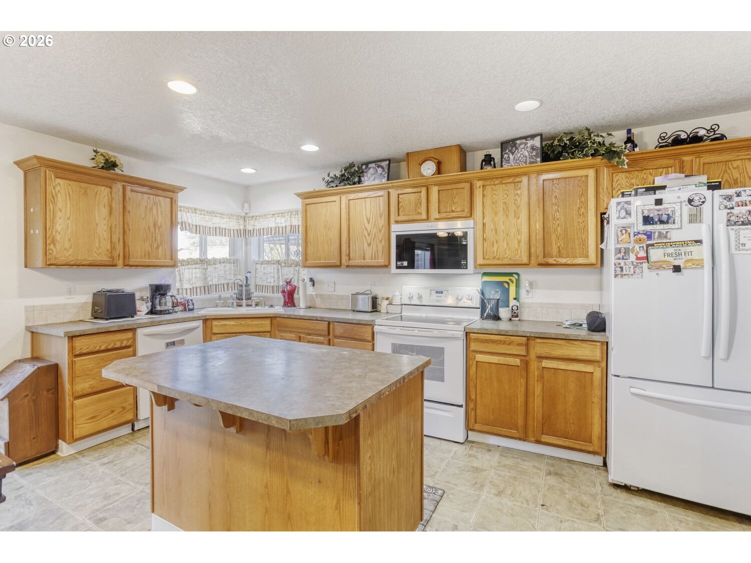 147 Southwest Wright Avenue Troutdale, OR 97060 - Photo 10 of 27 a kitchen with granite countertop a sink stove and refrigerator