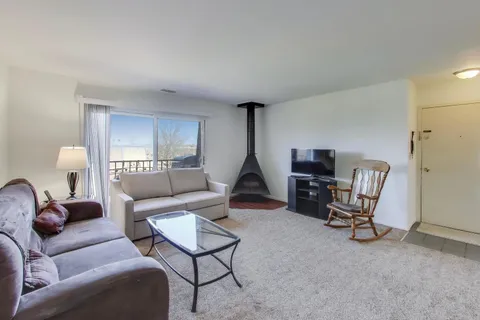 $222,000 | 717 Killarney Court, Unit 2D, Schaumburg, IL 60193