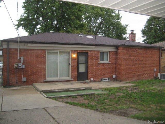 26623 Ridgefield Avenue Warren, MI 48089 - Photo 5 of 6 Rear.JPG
