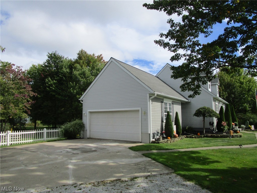 14140 Radcliffe Road Painesville, OH 44077 - Photo 6 of 34 2 car garage with concrete apron