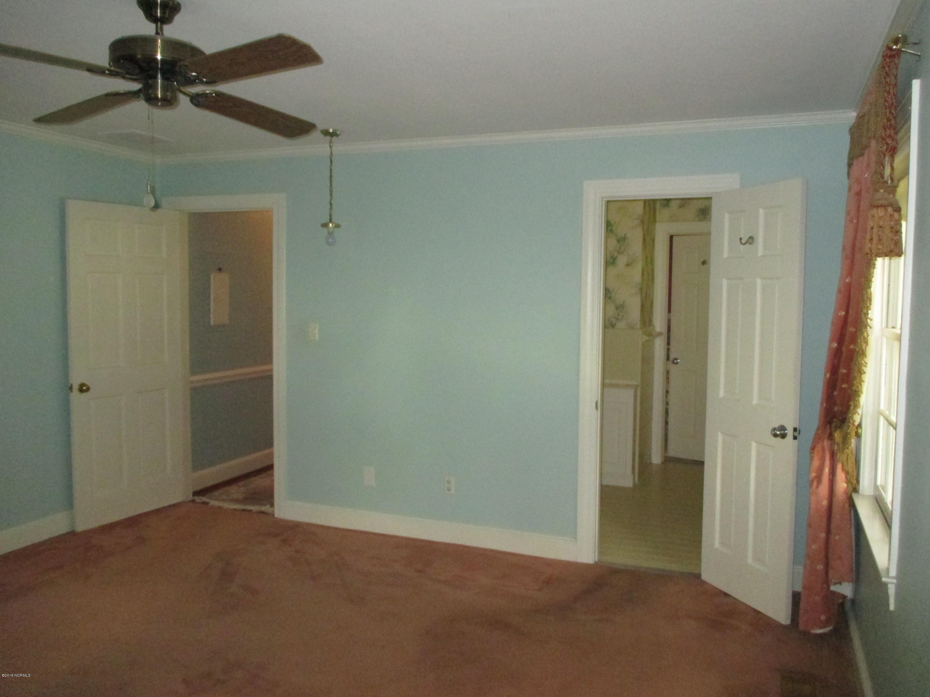 302 Windsor Road Greenville, NC 27858 - Photo 17 of 39 Master Entry & Bath