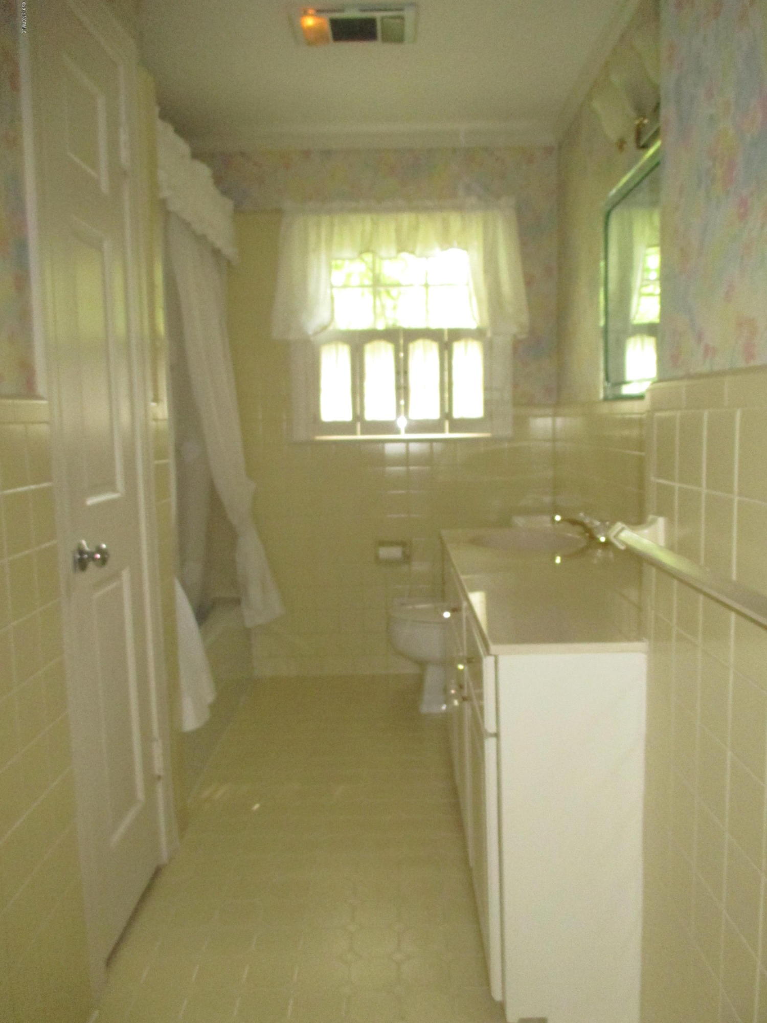 302 Windsor Road Greenville, NC 27858 - Photo 24 of 39 Hall Bath w/linen Cloest