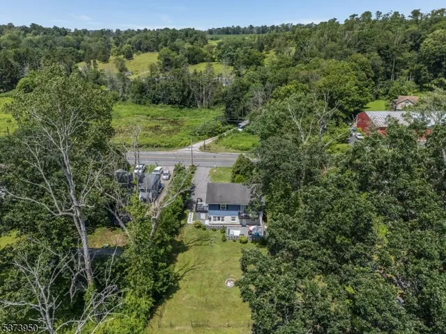 a view of a back yard