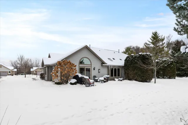 $329,900 | N160W18903 Oakland Drive, Jackson, WI 53037