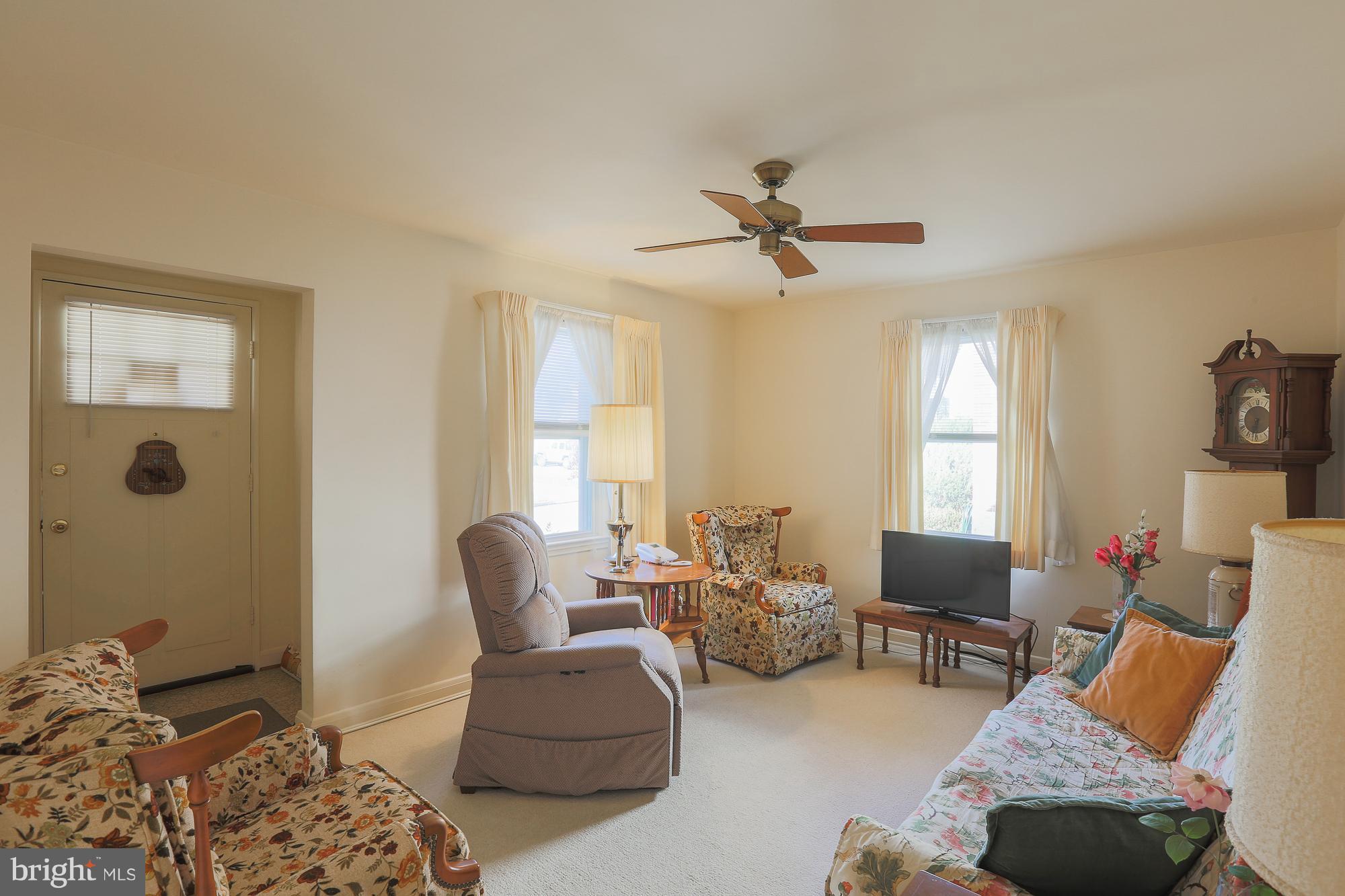 2510 Wendover Road Baltimore, MD 21234 - Photo 9 of 23 Living Room