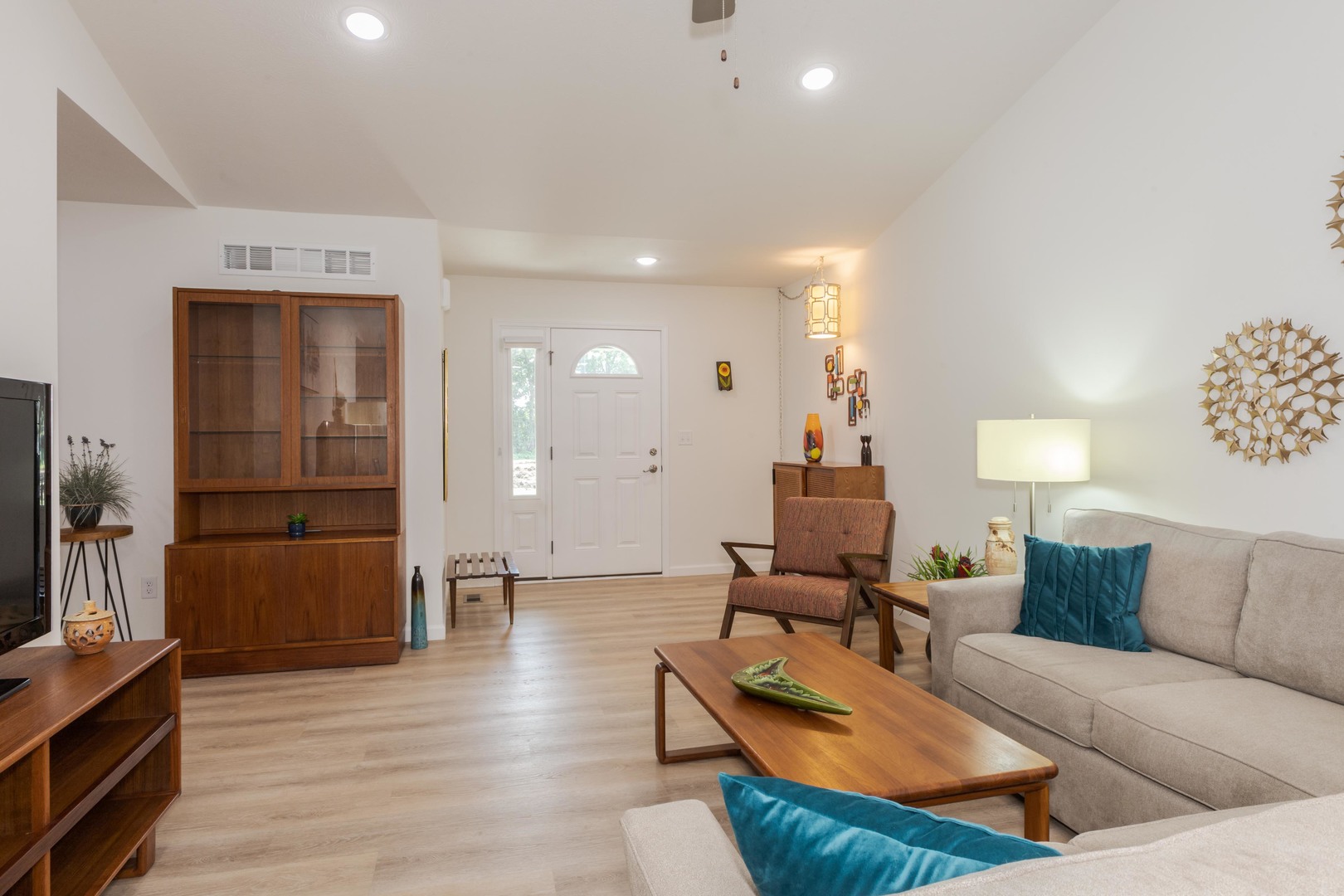 221 Cassidy Road Normal, IL 61761 - Photo 8 of 40 a living room with furniture