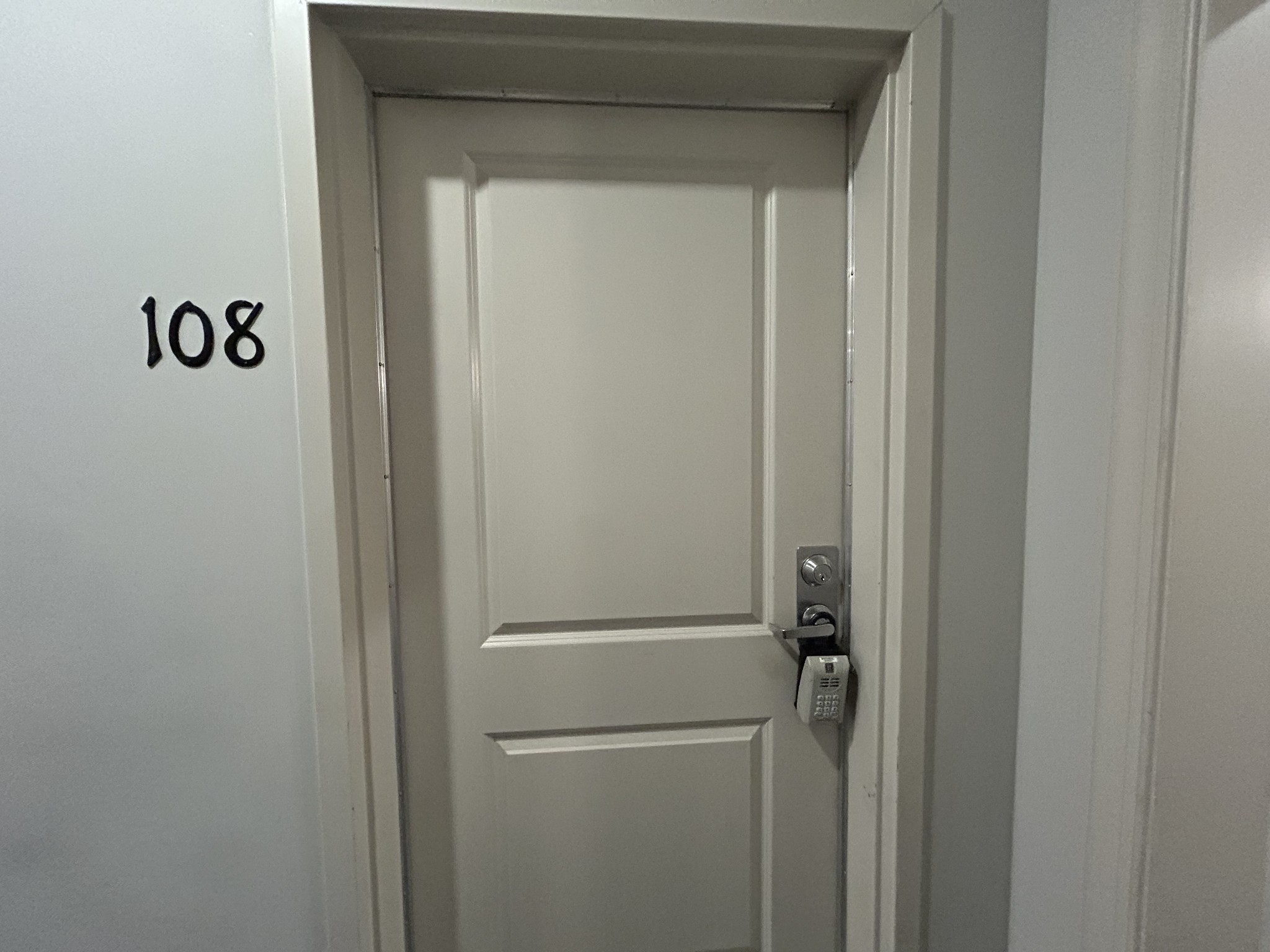 1319 West Main Street, Unit 108 Franklin, TN 37064 - Photo 7 of 25 a bathroom with a bathtub