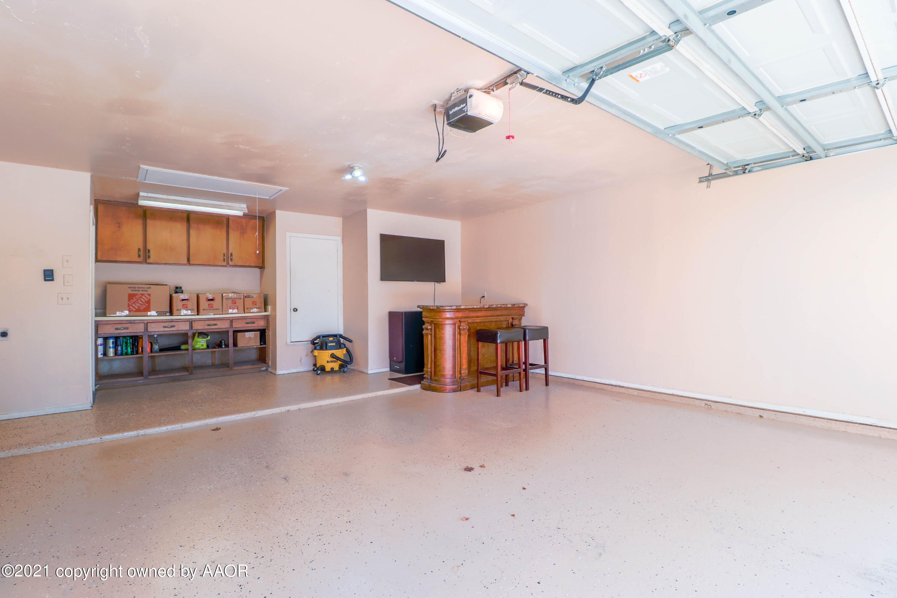 6901 Old Kent Road Amarillo, TX 79109 - Photo 29 of 37 -GARAGE