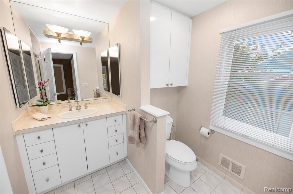 32666 Old Post Road Beverly Hills, MI 48025 - Photo 24 of 39