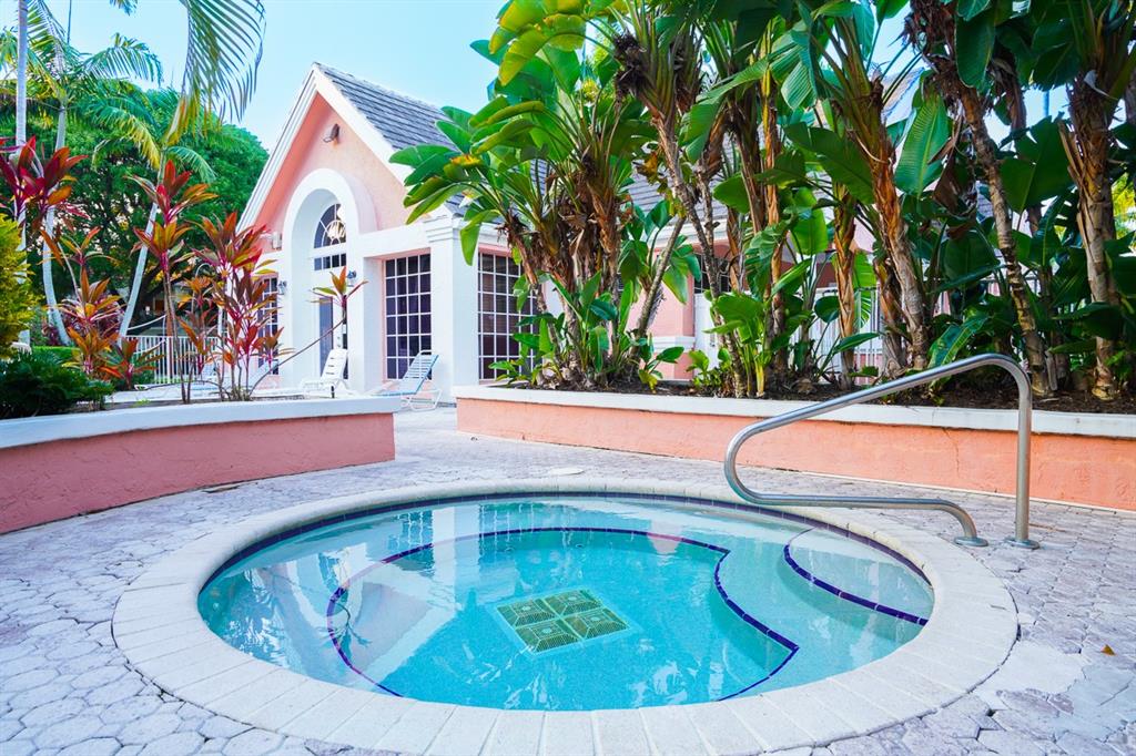 1011 Crystal Way, Unit P Delray Beach, FL 33444 - Photo 24 of 28 a view of swimming pool