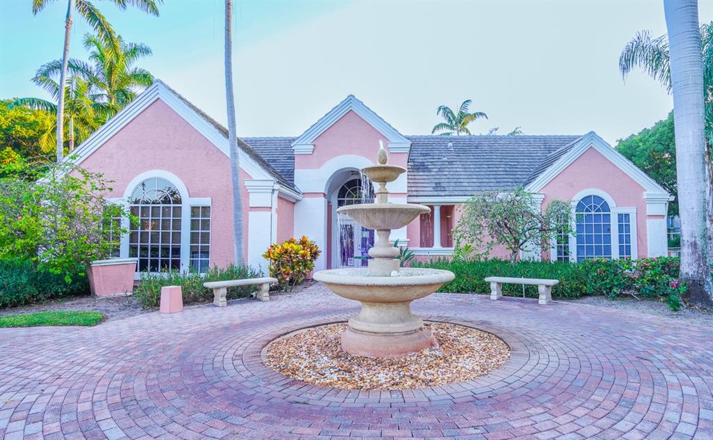 1011 Crystal Way, Unit P Delray Beach, FL 33444 - Photo 28 of 28 a front view of a house with garden and plants