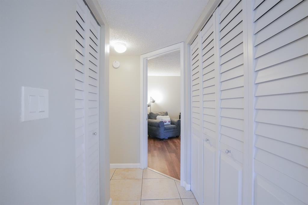 1011 Crystal Way, Unit P Delray Beach, FL 33444 - Photo 9 of 28 a view of a bedroom