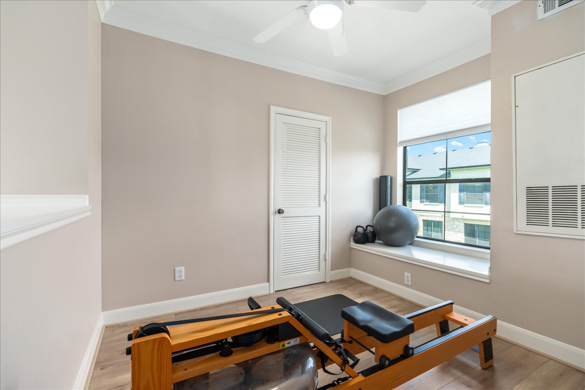 7701 Rialto Boulevard, Unit 91 Austin, TX 78735 - Photo 19 of 39 a living room with a bed and a window