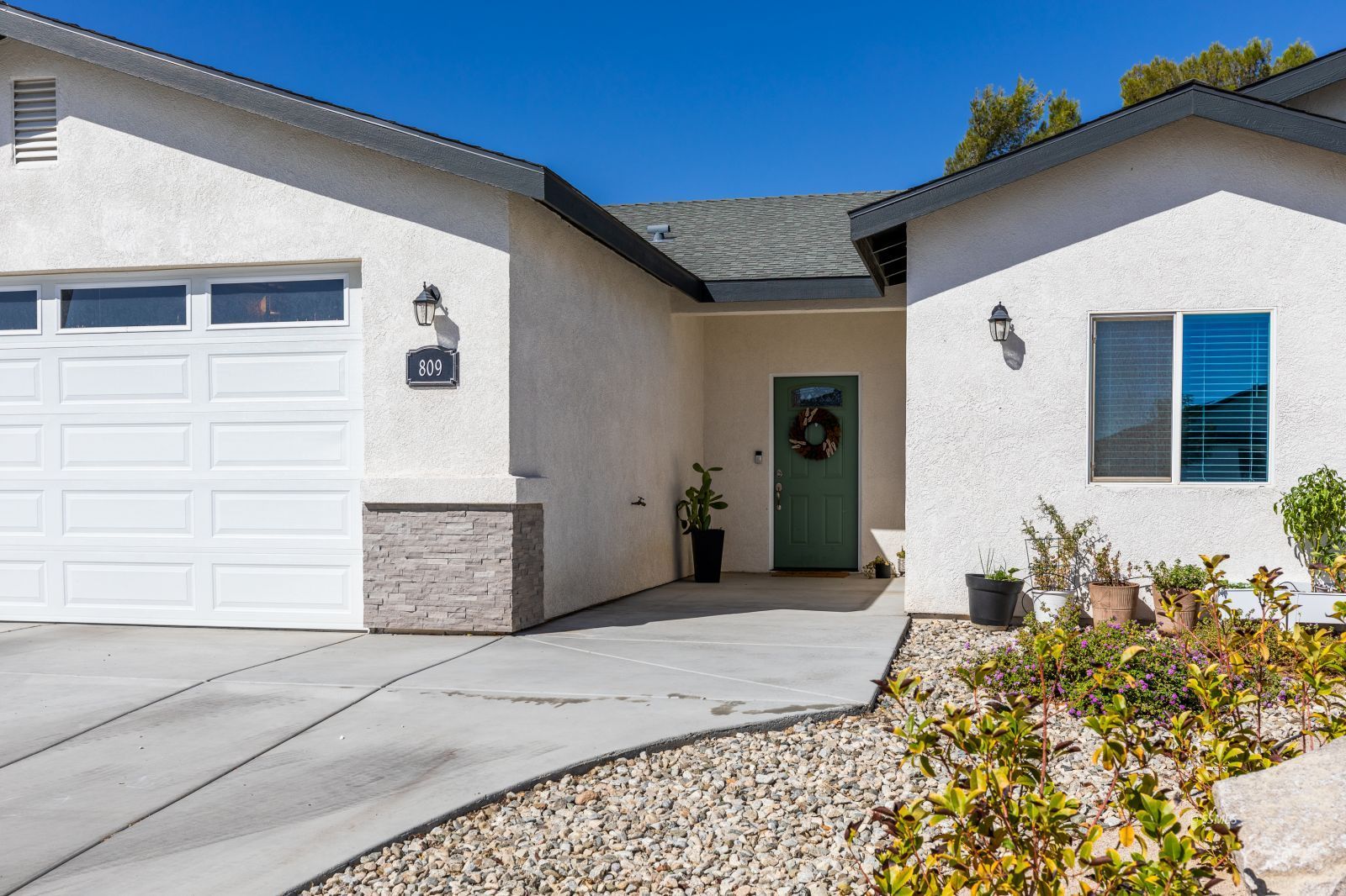 809 Paradise Drive Ridgecrest, CA 93555 - Photo 5 of 35 a front view of a house with a yard