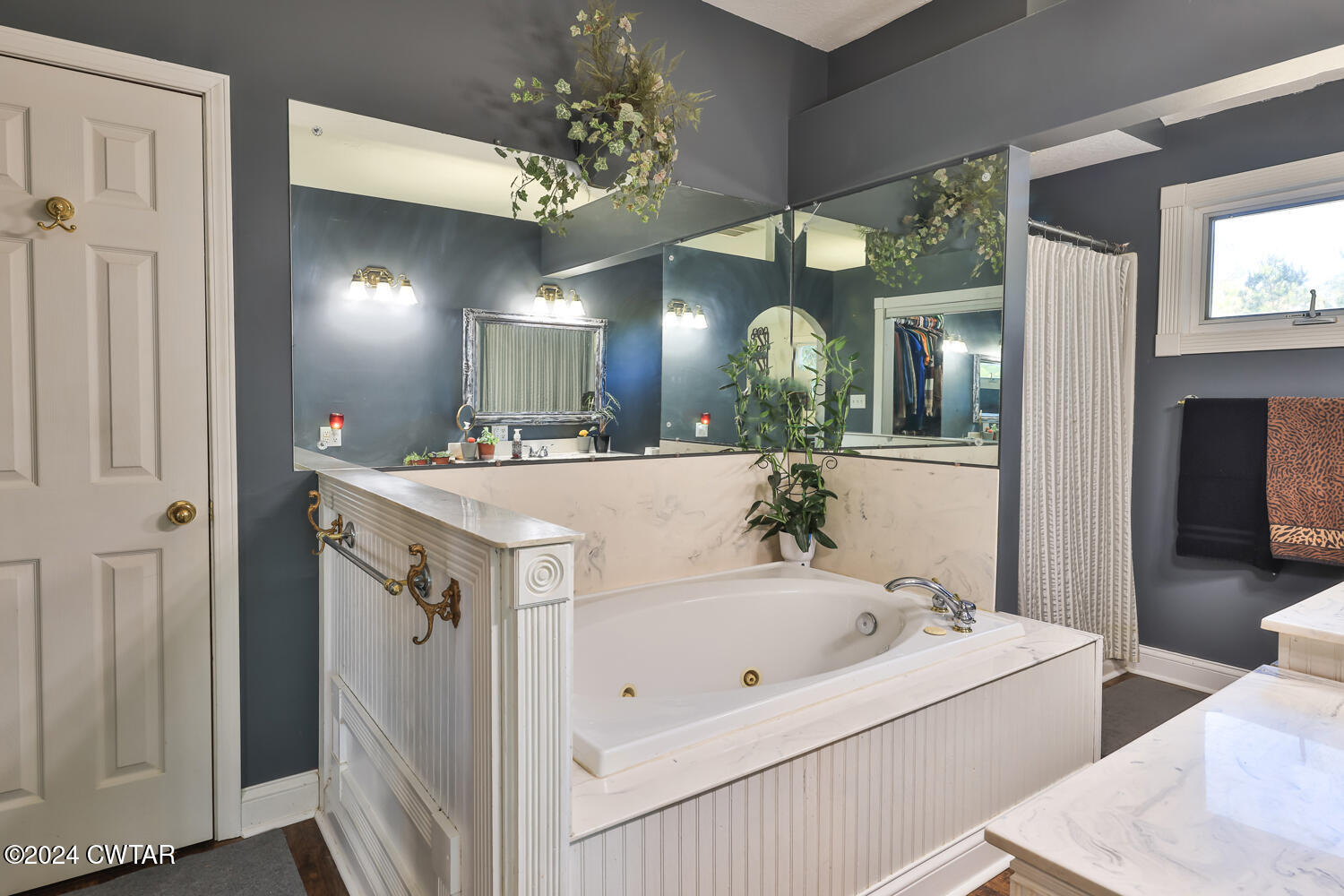 433 Jolly Springs Road Dresden, TN 38225 - Photo 26 of 64 a bathroom with a tub a double vanity sink and a mirror