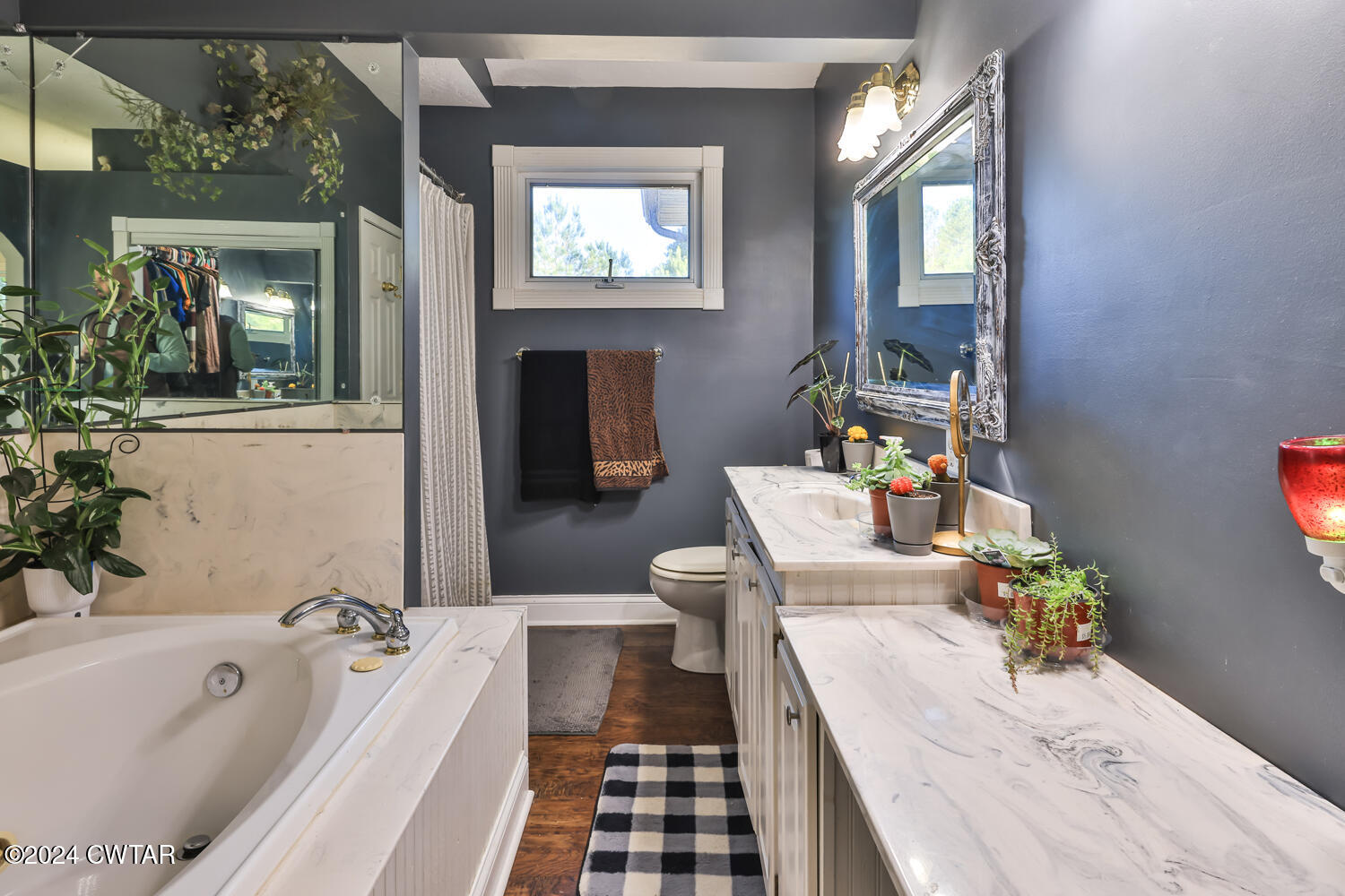 433 Jolly Springs Road Dresden, TN 38225 - Photo 28 of 64 a bathroom with a bathtub sink and mirror