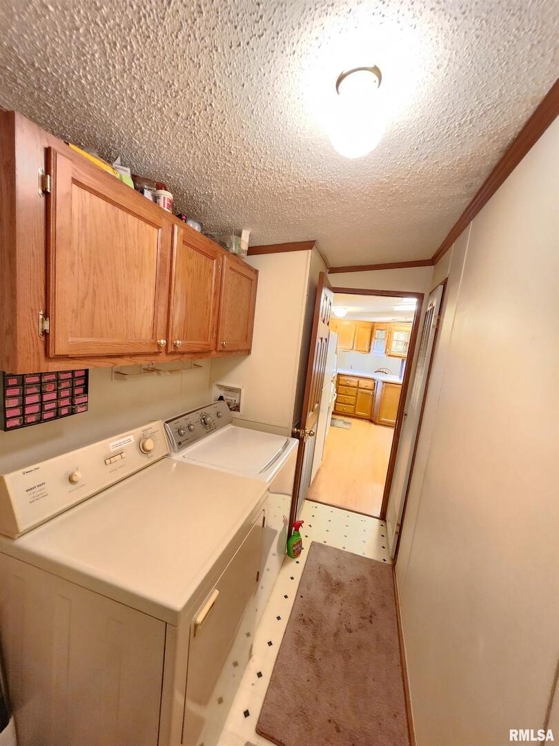 37 Janet Lane Murphysboro, IL 62966 - Photo 18 of 32 a utility room with dryer and washer