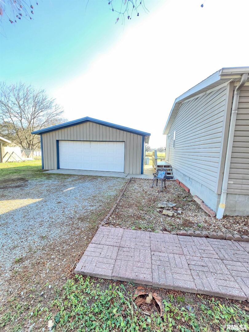 37 Janet Lane Murphysboro, IL 62966 - Photo 2 of 32 a backyard of a house