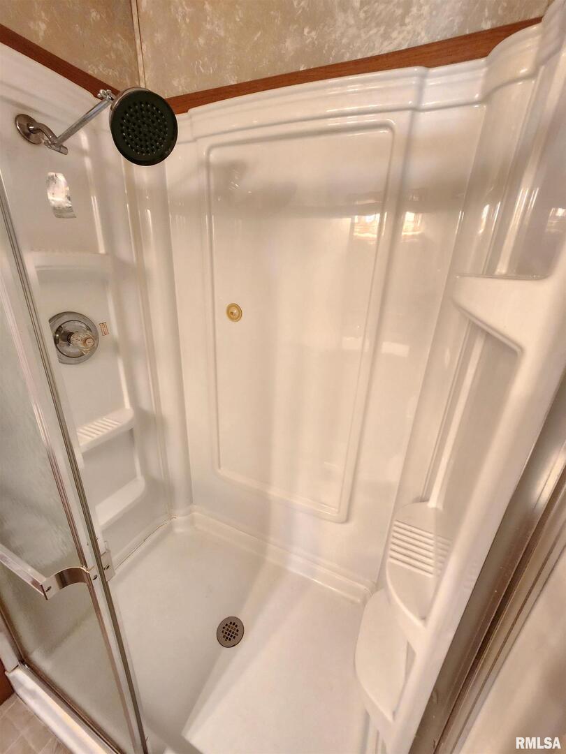 37 Janet Lane Murphysboro, IL 62966 - Photo 21 of 32 a bathroom with a shower