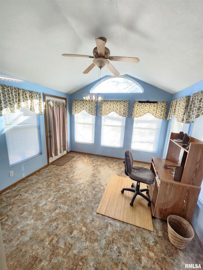 37 Janet Lane Murphysboro, IL 62966 - Photo 7 of 32 a very nice looking room with a large window