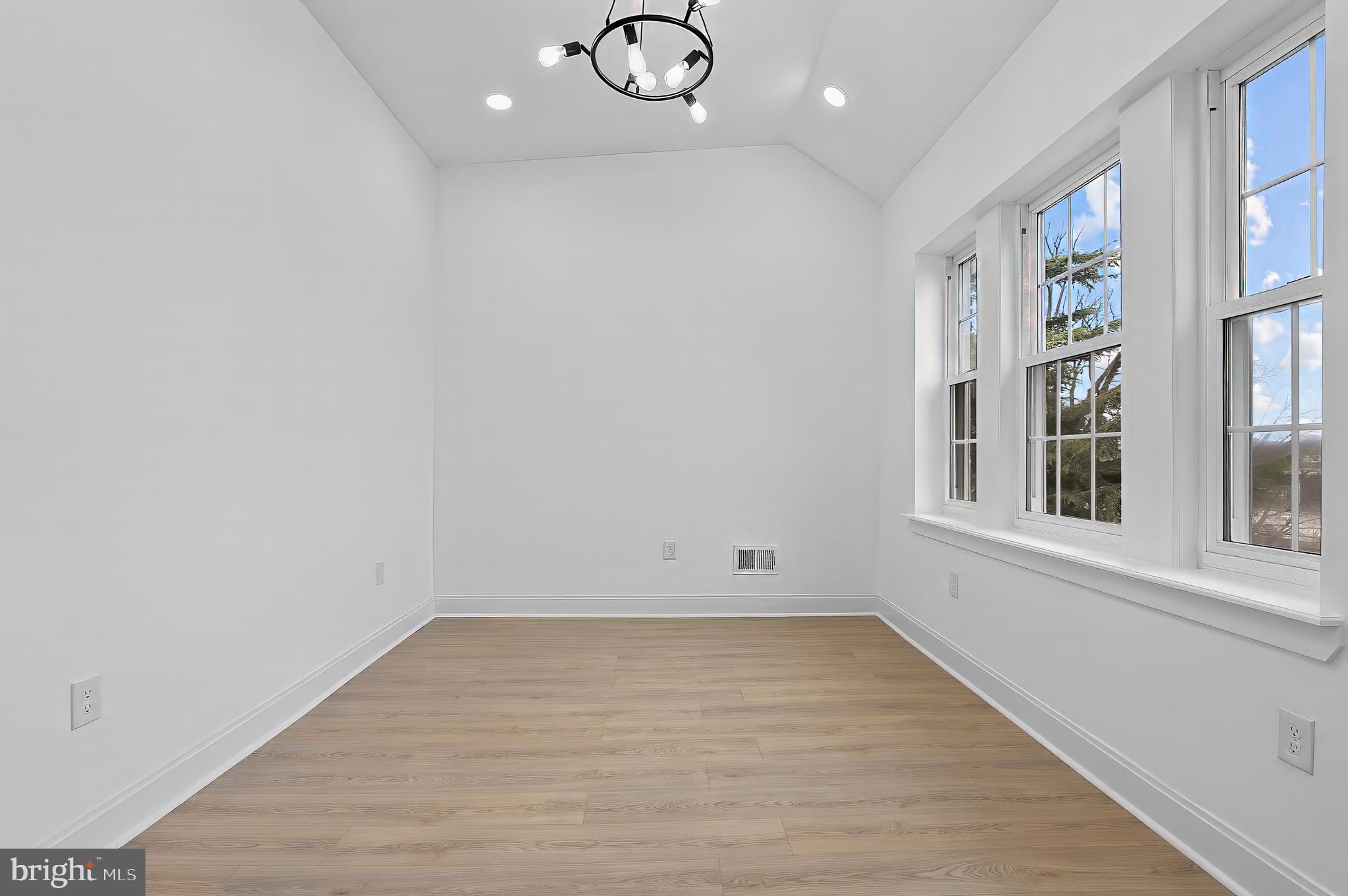 2140 Mt Royal Terrace Baltimore, MD 21217 - Photo 16 of 38