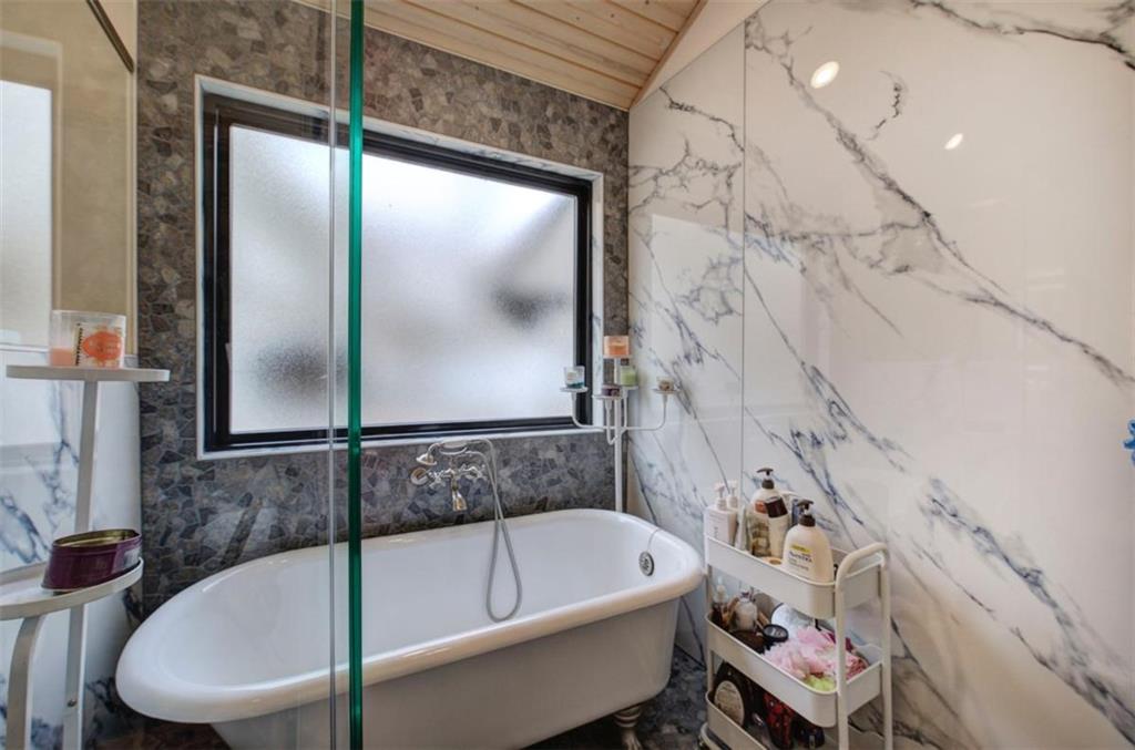 675 McGee Bend Road Southwest Cave Spring, GA 30124 - Photo 23 of 71 a bathroom with a bathtub and a toilet