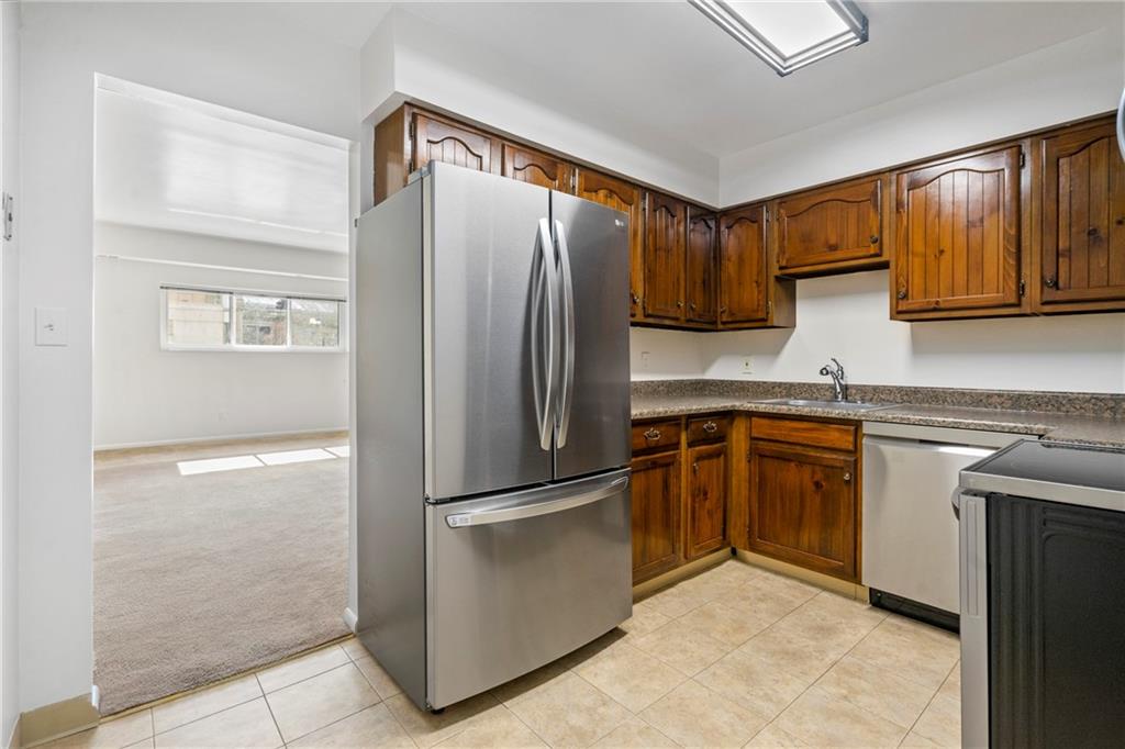 307 South Dithridge Street, Unit 11 Pittsburgh, PA 15213 - Photo 21 of 33 a kitchen with stainless steel appliances granite countertop a refrigerator and a sink