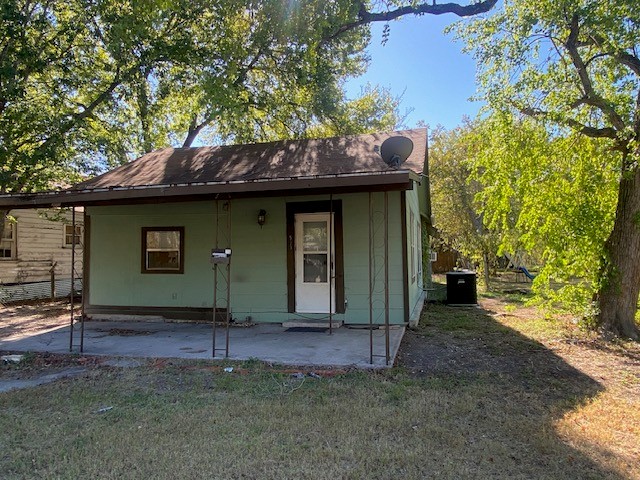 523 South Rio Grande Street Lockhart, TX 78644 - Photo 3 of 16 a front view of a house with garden