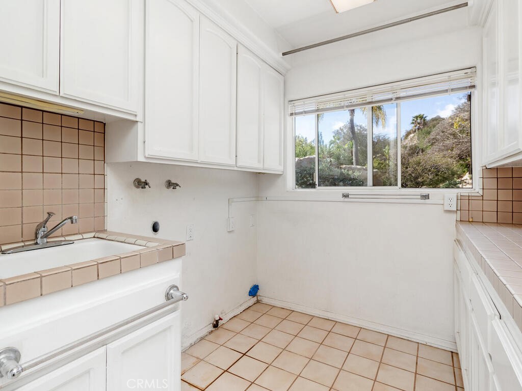 6455 Rainbow Heights Road Fallbrook, CA 92028 - Photo 21 of 63 Separate laundry room with sink.