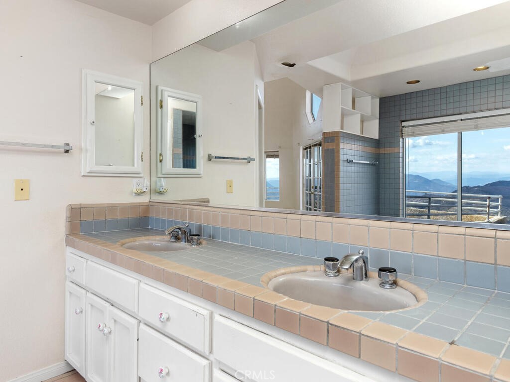 6455 Rainbow Heights Road Fallbrook, CA 92028 - Photo 33 of 63 Primary bathroom.