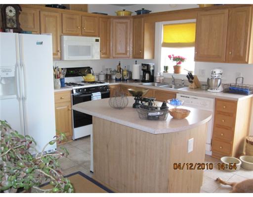 Kitchen. Bright & Clean!