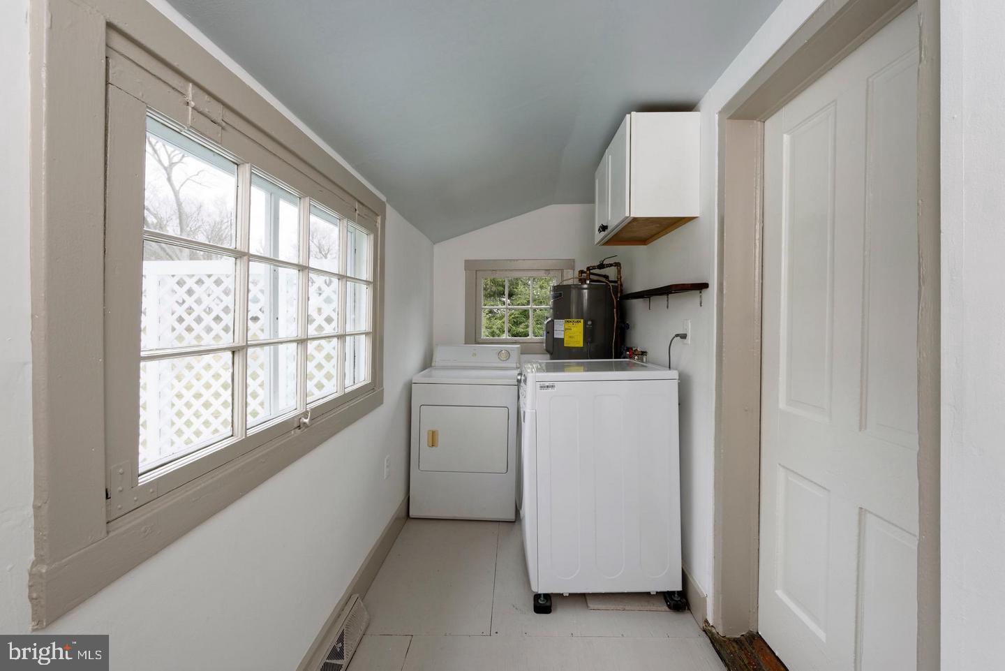 21909 Foxcroft Road Middleburg, VA 20117 - Photo 9 of 13 Laundry and mud room off the back porch