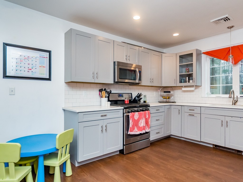 302 Andover Road Billerica, MA 01821 - Photo 4 of 29 Gallery Image 4
