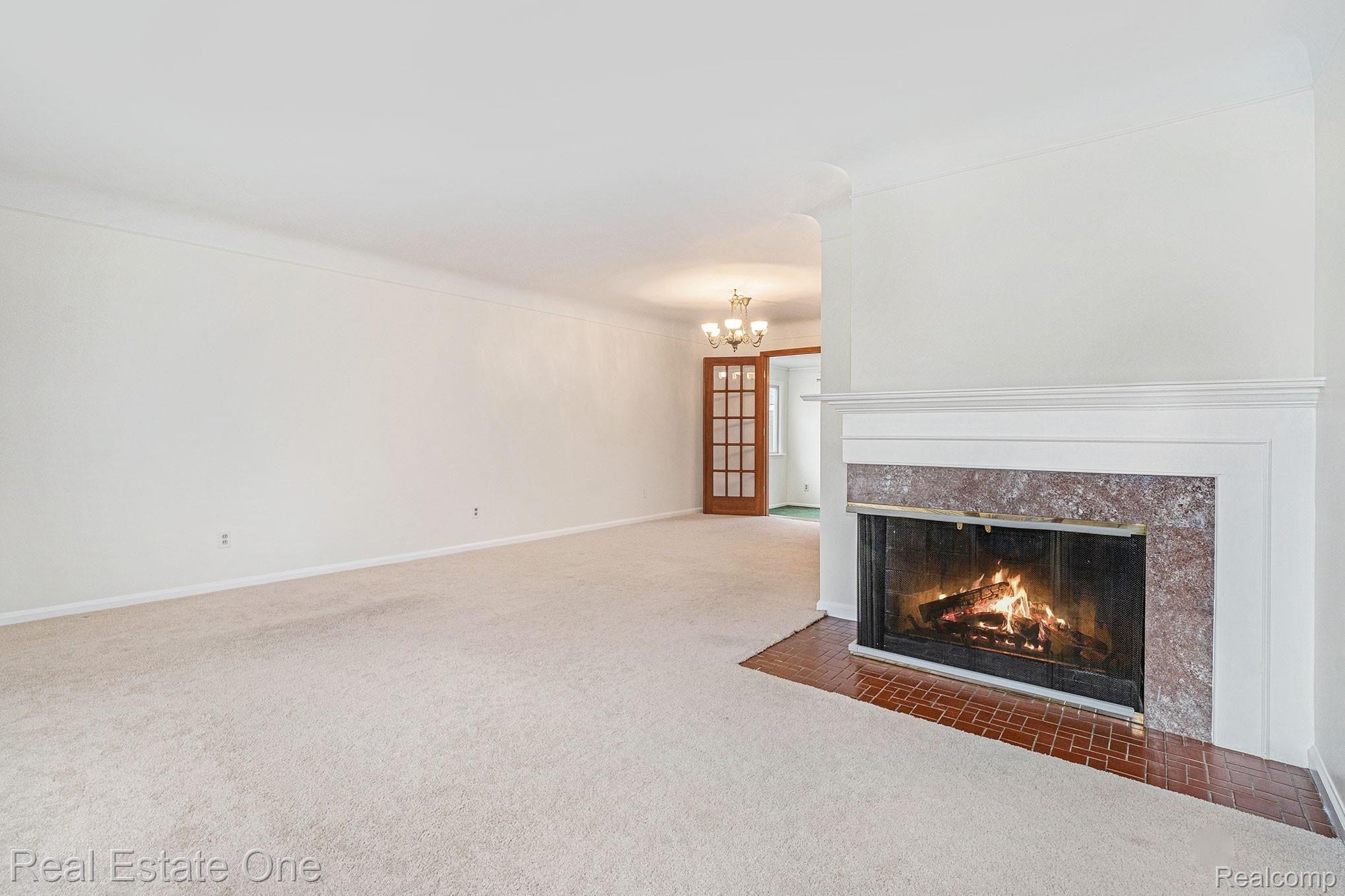2906 Bembridge Road Royal Oak, MI 48073 - Photo 9 of 31 DSC07972.jpg