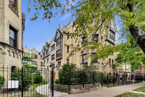 $2,100 | 5655 North Spaulding Avenue, Unit 3E, Chicago, IL 60659