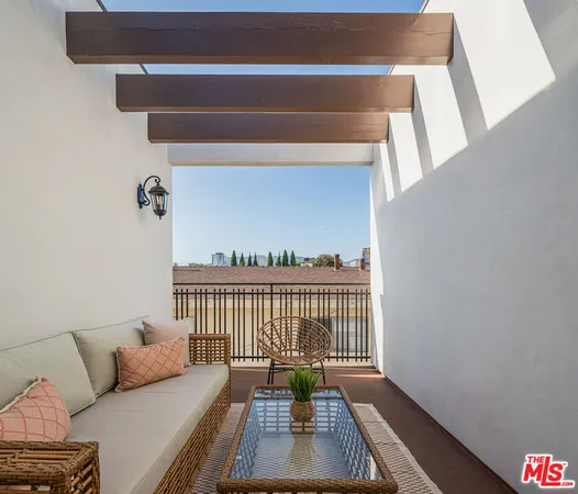 $6,000 | 1153 Beachwood Drive, Unit 5, Los Angeles, CA 90038
