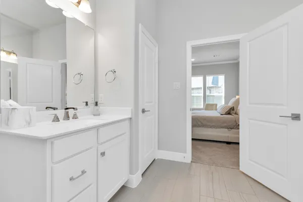 a en suite bathroom with a double vanity sink and mirror