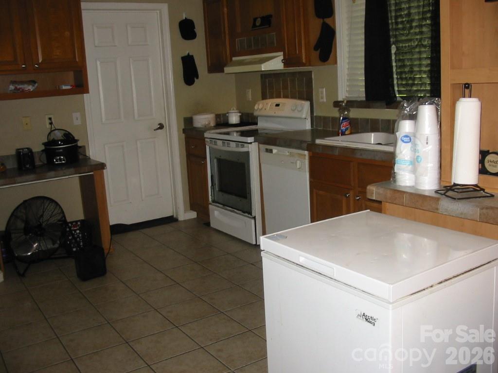 213 Vicki Way Stanley, NC 28164 - Photo 12 of 19 a kitchen with a sink cabinets and appliances